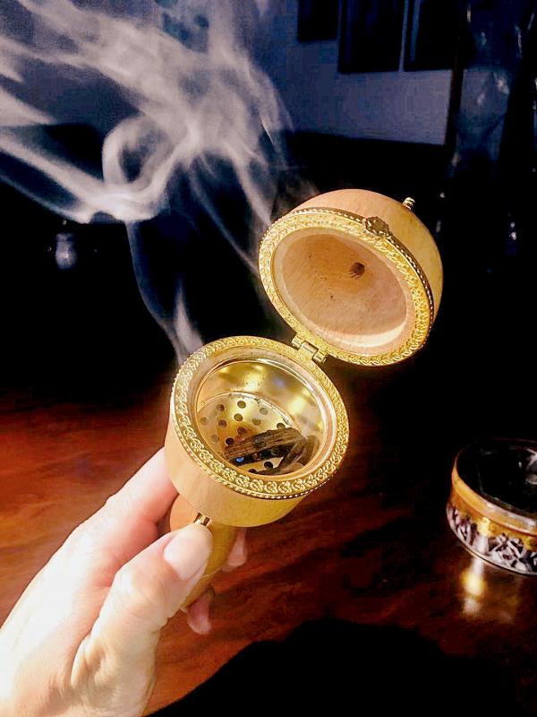 مبخرة خشبية مع ولاعة
