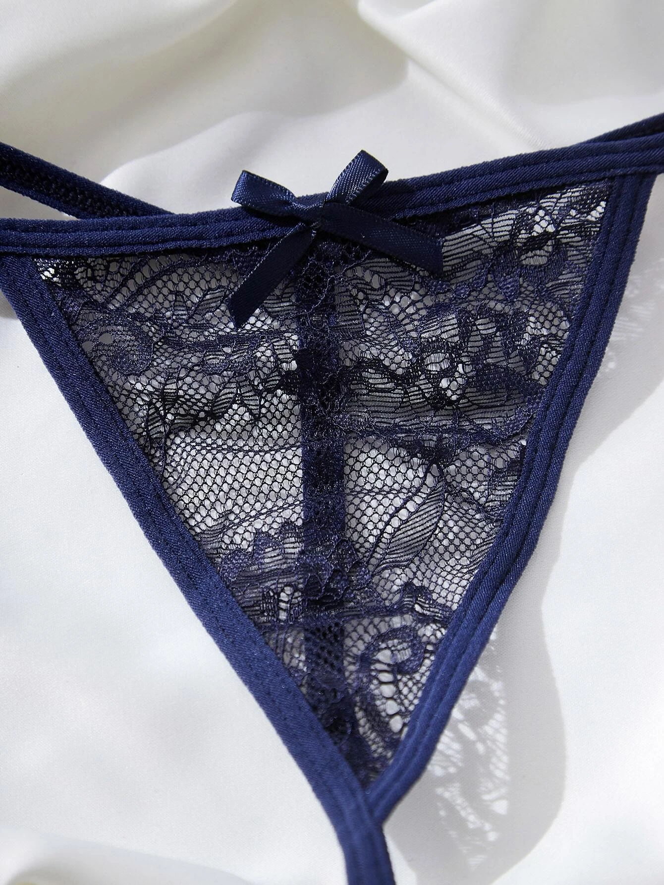 Tanga con lazo frontal de encaje floral