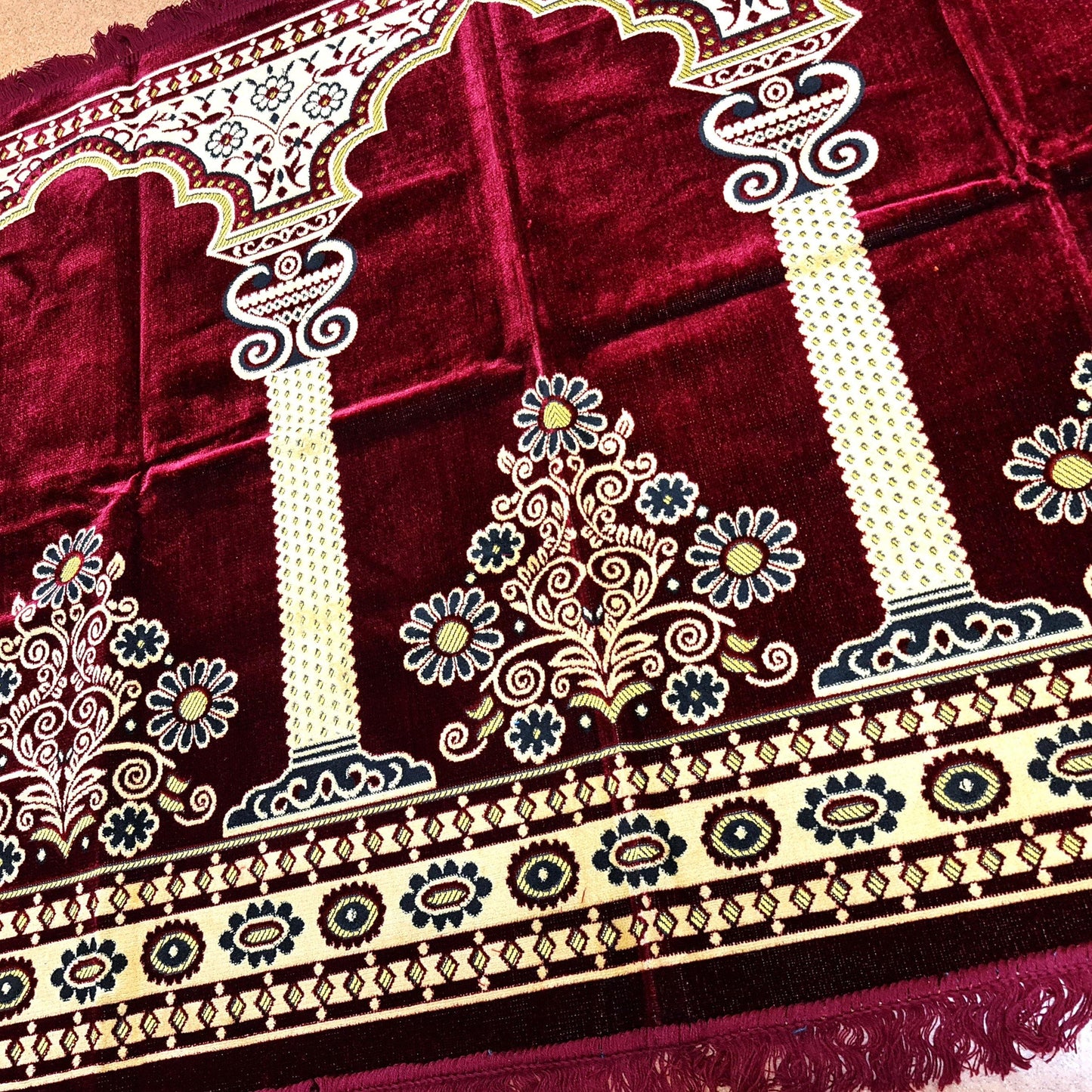 Islamic Plush Prayer Rug (3 Persons) - Arabian Shopping Zone